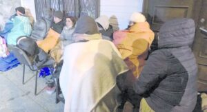 Apoderados sufrieron con largas filas y bajas temperaturas frente a los colegios