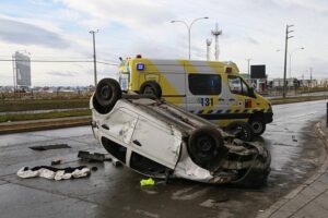 Chofer ebrio impactó reja de protección peatonal y terminó volcado