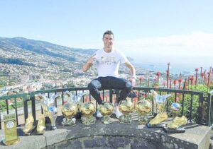 Cristiano Ronaldo lució orgulloso todos sus premios