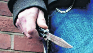 Joven homicida deberá pasar cinco años más en la cárcel por atacar a otra persona con cuchillo