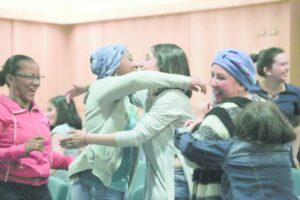 Risa para el alma: pacientes oncológicos y comunidad disfrutaron terapia de la risa