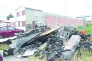 Una vela habría desatado incendio que dejó a cuatro colombianos en la calle