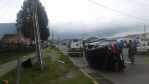 Auto con al menos 5 ocupantes volcó tras chocar con poste y todos se dieron a la fuga