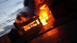 Peritajes de Bomberos confirman falla eléctrica en incendio del Barrio Prat