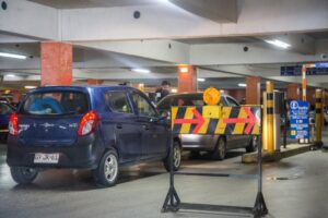 Atochamientos y confusión en primer día de marcha blanca por estacionamientos en el mall