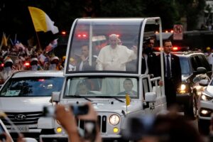 Tras 15 horas de viaje el Papa inició  su visita oficial a territorio chileno