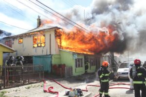 Incendio destruyó antiguo almacén de Río de la Mano dejando a familia damnificada