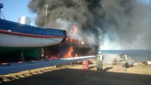 Incendio destruyó embarcación y dejó millonarias pérdidas