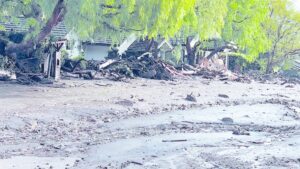 Deslizamientos de tierra dejan al menos 15 muertos