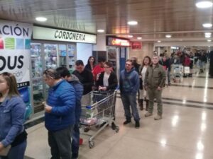 Largas filas y confusión en primer día  de cobros en mall de Punta Arenas