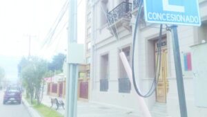 Cables afean paisaje en la remodelada calle Lautaro Navarro
