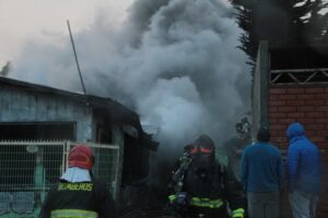 Millonarias pérdidas dejó incendio que  destruyó local de accesorios vehiculares