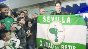 Marc Bartra aterrizó en Sevilla:  firmará hasta 2022 con el Betis