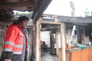 Comerciante damnificado en voraz incendio busca levantar su almacén y vivienda