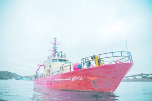 Buque Karpuj comenzó sus primeras operaciones en Antártica