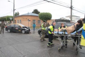 Imprudencia provocó accidente: una lesionada y millonarias pérdidas en taxi