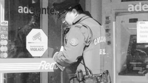Delincuentes huyen con $150 millones  en efectivo desde un BancoEstado en Colina