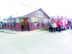 Inflamación de calefón alertó a tres compañías de Bomberos