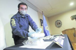 PDI detiene a padre e hijo en aeropuerto al ingresar droga avaluada en $14 millones