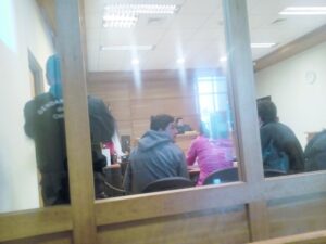 Joven de 20 años fue acusado de golpear y  robar a cliente de pub