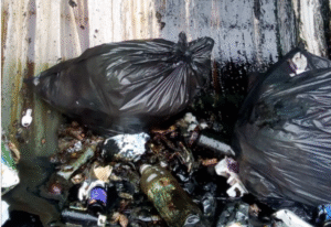 Encuentran aceite de vehículos en bolsas de basura