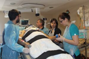 Hospital Clínico brinda terapias  a pacientes en estado crítico  desde el primer momento
