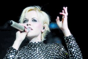 Conoce la trágica historia detrás de “Zombie”, compuesta por la fallecida Dolores O’Riordan