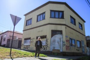 A oscuras: desde hace  dos años vive sin luz al  interior de su vivienda