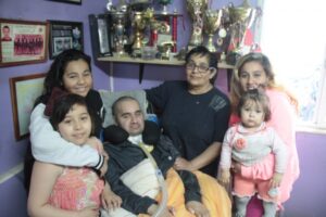 Joven busca rehabilitación a cuatro años de sufrir graves lesiones en volcamiento