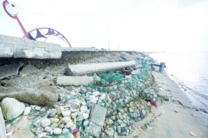 El mar sigue aumentando  socavón en la Costanera