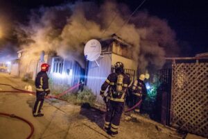 Incendio de madrugada afectó  a vivienda del Barrio Croata