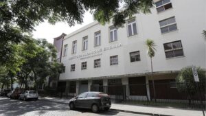 Ex alumnos instan traer al país a todo sospechoso de abuso sexual
