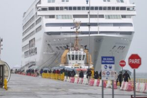 Turistas de cruceros disfrutaron  de un especial desfile bajo la lluvia