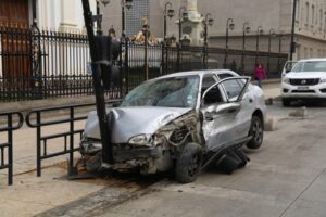 Vehículo impactó bus y terminó  su loca carrera contra semáforo