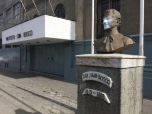 Mancharon con pintura rostro del busto de Don Bosco
