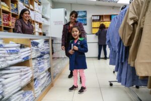 Uniformes escolares empiezan  a tomarse las vitrinas del comercio