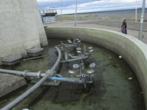 Basura y envases de cerveza ensucian  fuente del monumento a la Goleta Ancud