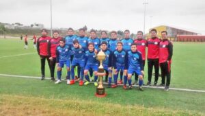 La lluvia y el poco público asistente opacó homenaje a la selección sub 15 de fútbol