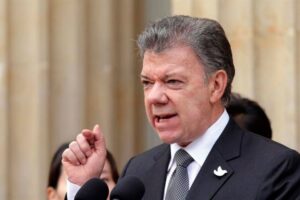 Presidente de Colombia dice que mantiene “abierta puerta” al diálogo  con el ELN