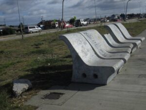 Media docena de bancas de concreto han sido destruidas en la Avenida Costanera