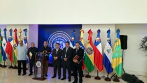 Gobierno y oposición venezolana forcejean por fecha