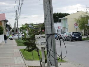 Cables sueltos y amontonados sobre la calle Lautaro Navarro