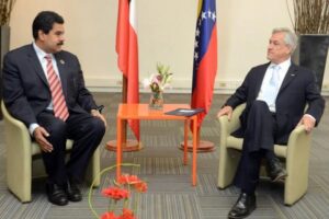 Maduro mantiene en suspenso  su viaje