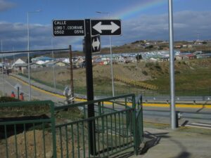 Piden carabineros, semáforos  y resaltos para protegerse de  carreras de autos en nuevo puente