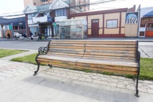Comunidad se queja por la mala ubicación de las bancas en la céntrica calle Chiloé