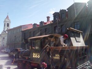 Tren, bailes y visitas al museo dieron vida a la Plaza de Armas de Punta Arenas
