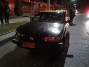 Taxista impactó a su colega,  se volcó y luego se dio a la fuga