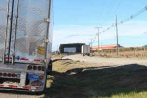 Camiones y ramplas se asientan de  manera ilegal en el “Cruce de la muerte”