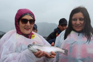 Saldo positivo dejó la visita de la comunidad Kawésqar a centro de cultivo de Australis Seafoods