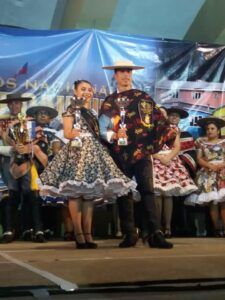Excelente participación autogestionada tuvieron los bailarines folclóricos Carolina Cárcamo y Norman Zelada
